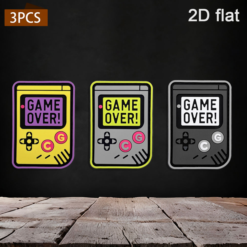 Gaming Console Bag - 1個/2個/3個のオプションがあります。 2Dレトロ携帯ゲーム機用PVCゴム。 黄色、灰色、黒色の「GAME OVER」エンボス加工パッチが付属しています。 防水性があり、耐摩耗性があり、色褪せしにくい。 ゲーミング愛好家に適した、ゲーミングジャケット、ワークバッグ、機能性ベスト用のトレンディな装飾パッチです。