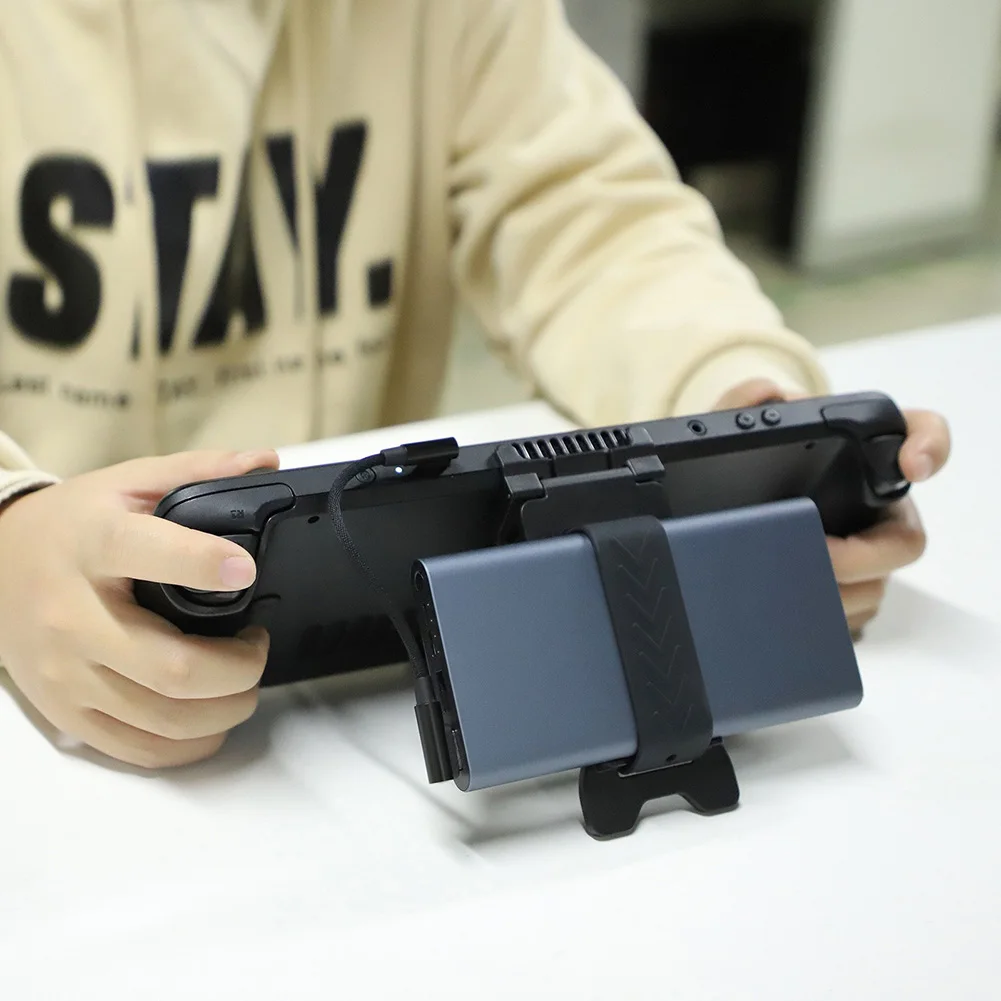 Gaming Console Steam Deck - Steam Deckゲームコンソール用パワーバンクホルダー、伸縮性のある固定ストラップ付きで確実に固定でき、快適な直立状態でのゲームプレイを実現します。